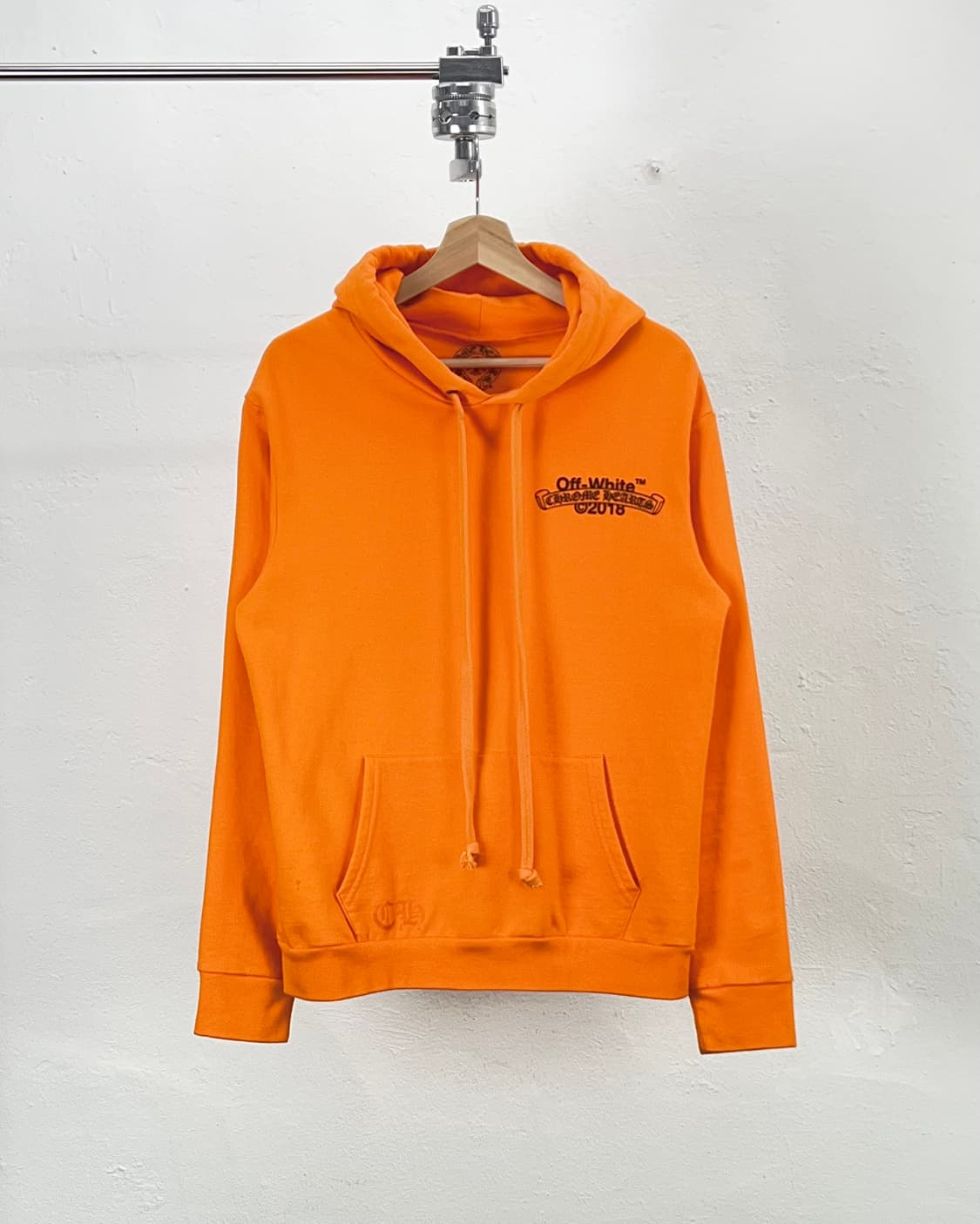 크롬하츠 x 오프화이트 18fw 네온 오렌지 후디 상품이미지1