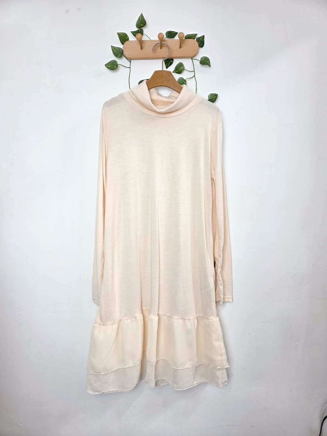 밑단 캉캉 목폴라 원피스 상품이미지1