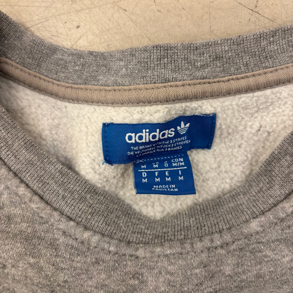 아디다스 오리지널 스몰로고 그레이 맨투맨 상품이미지3