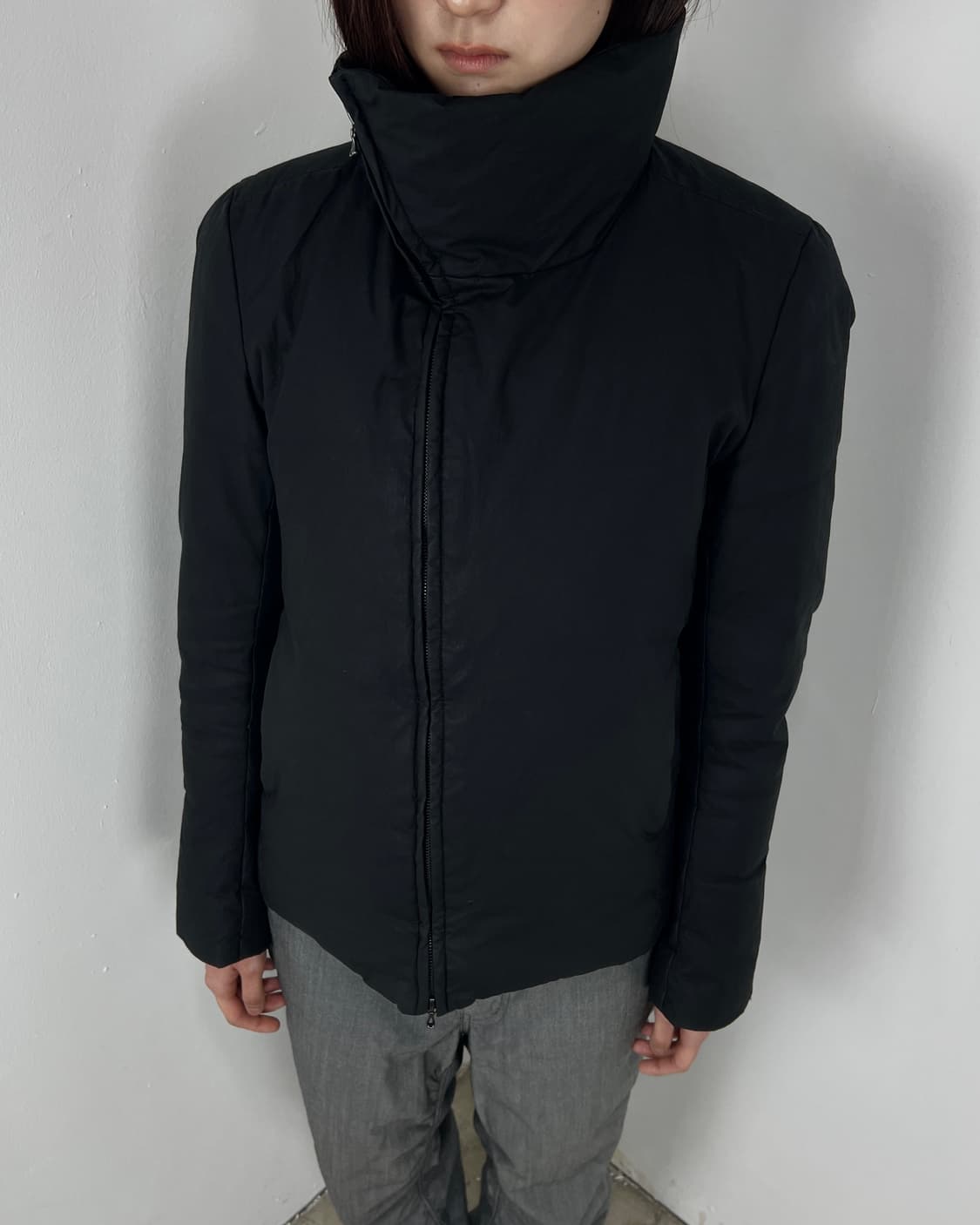 카즈유키 쿠마가이 어태치먼트 비대칭 하이넥 다운 자켓 상품이미지3