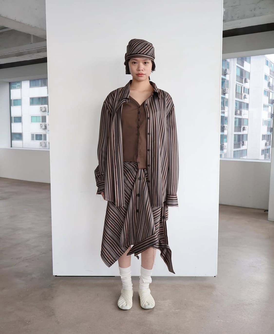 0tape STRIPE BUTTON WRAP SKIRT-BROWN 상품이미지1