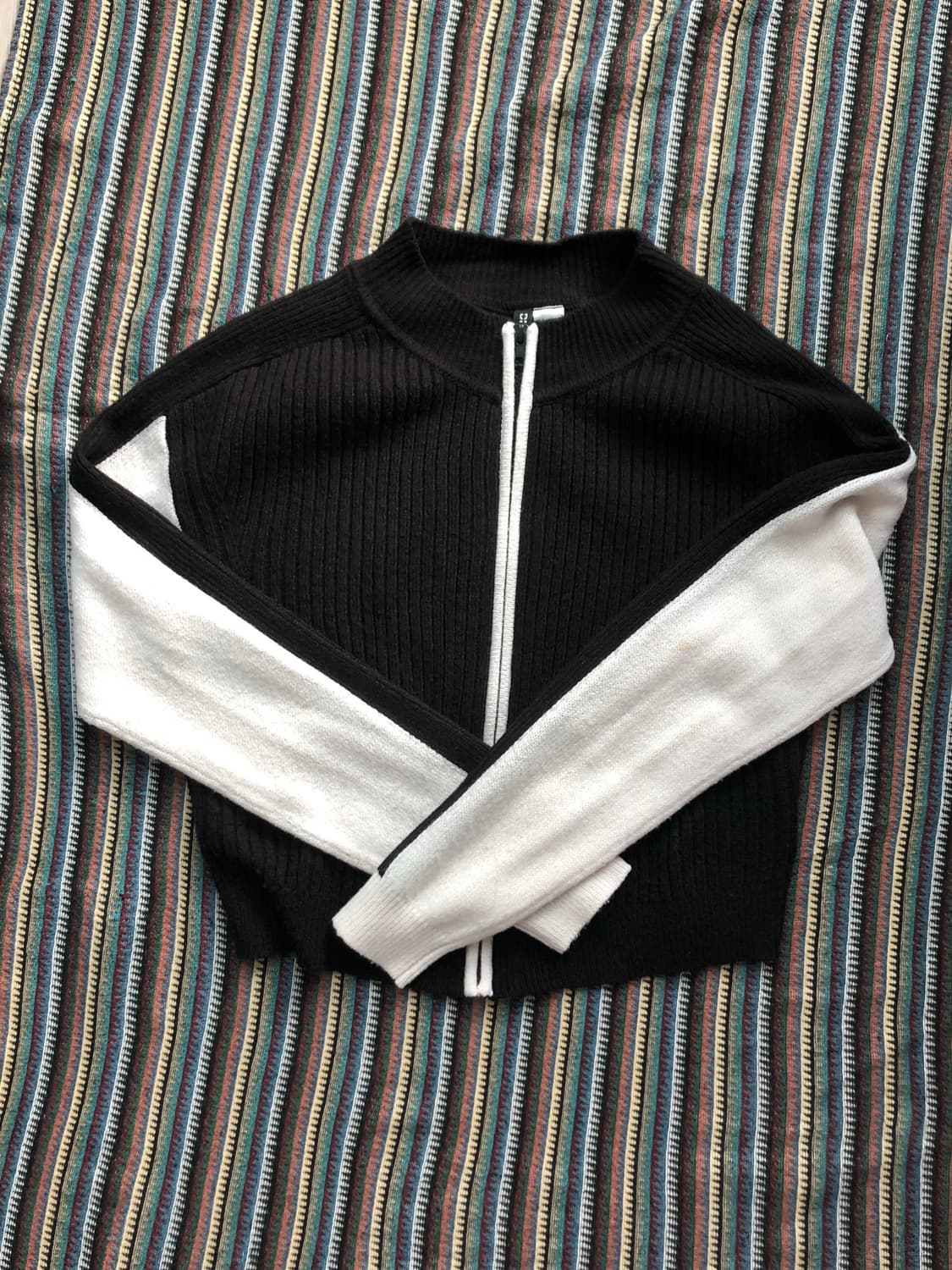 H&M 블랙 화이트 배색 니트집업 상품이미지1