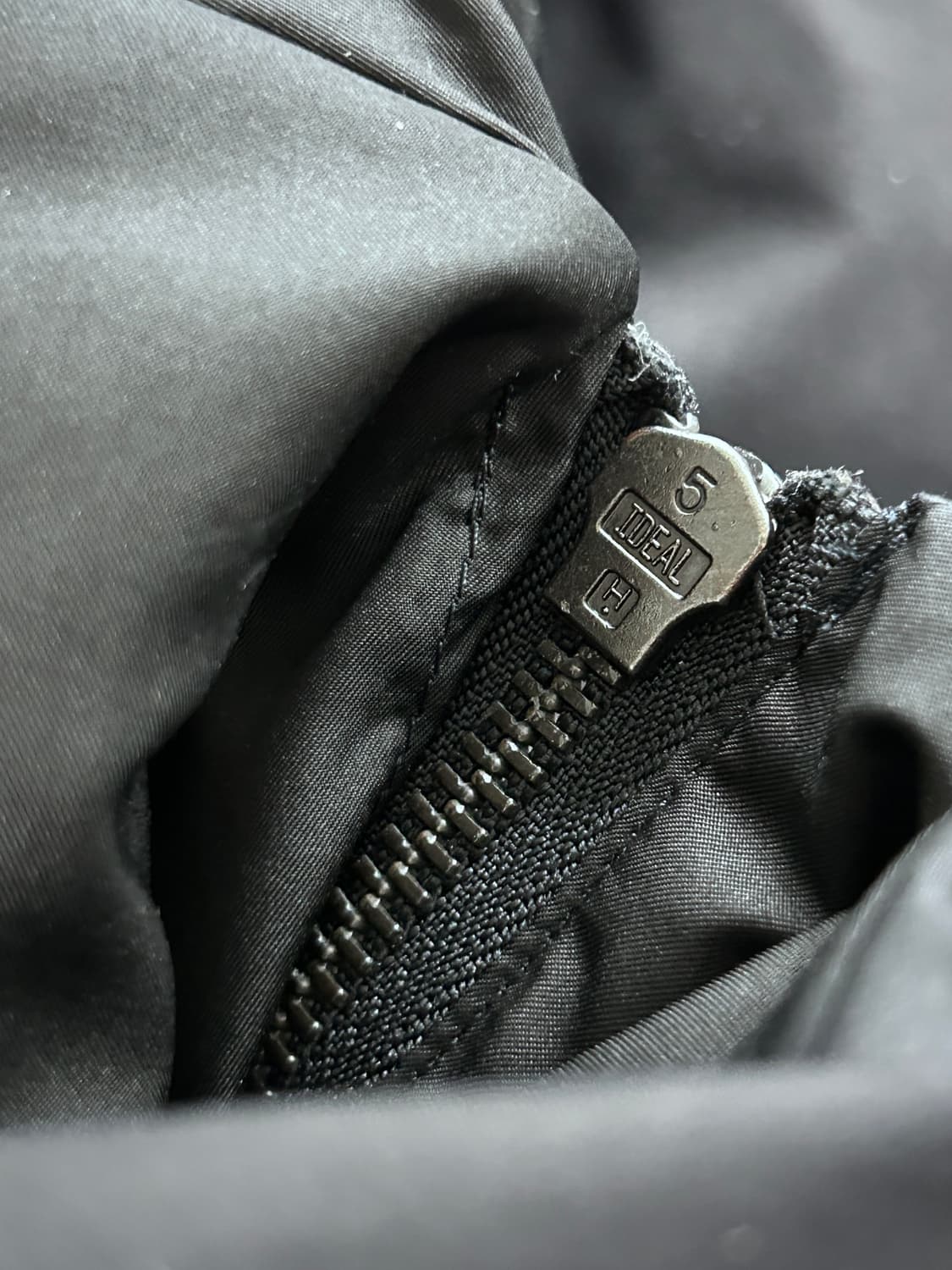 Dkny 사선 지퍼 고딕 패딩 상품이미지10