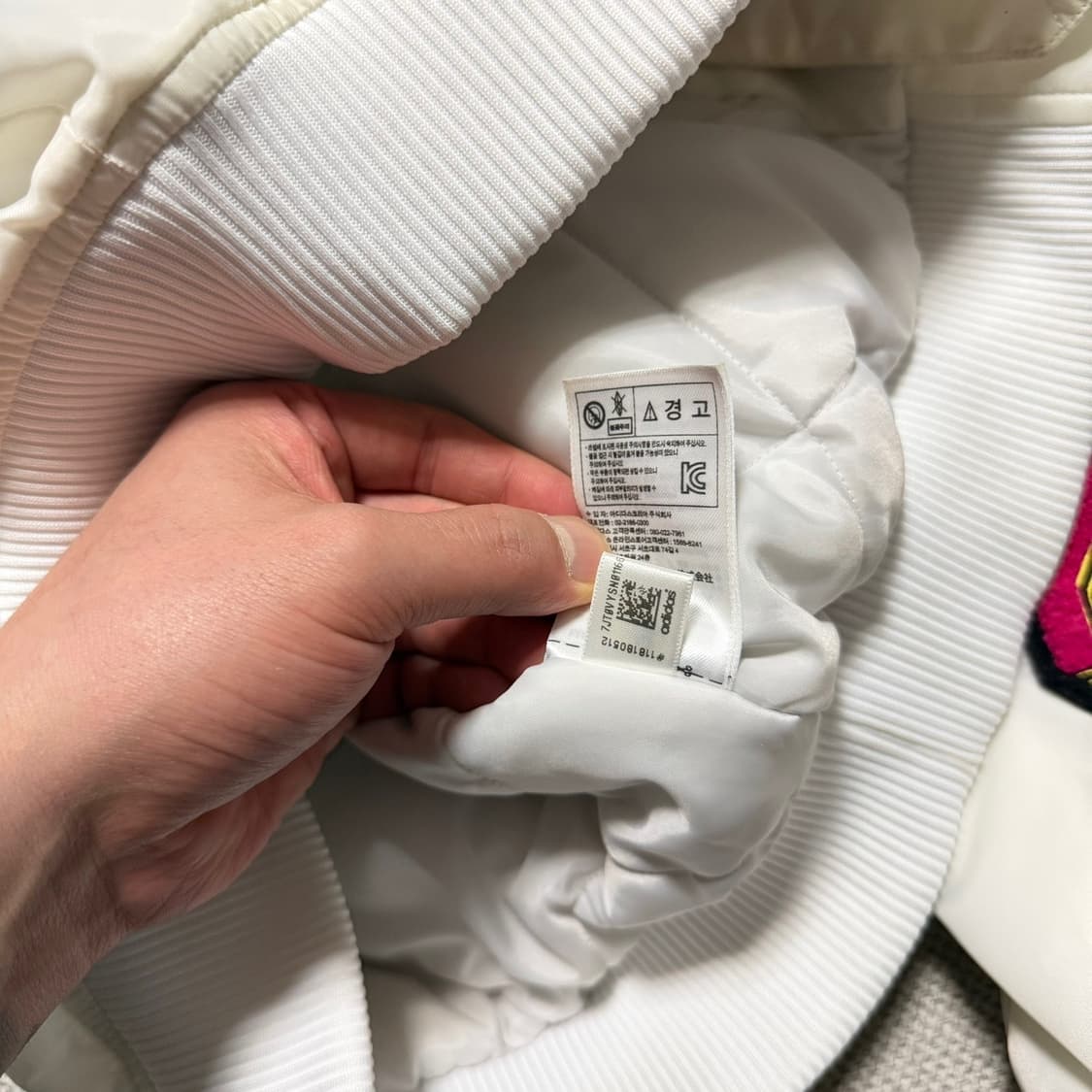 아디다스 화이트 패치 봄버 자켓 상품이미지7