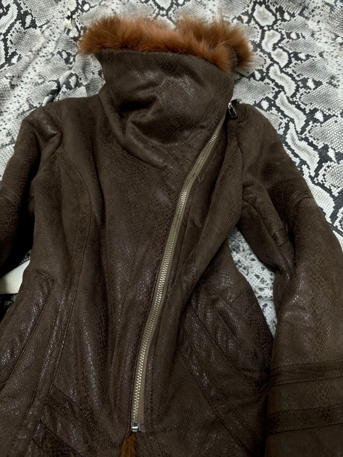 [VKEI SHALANG] High-Neck Python Fur drap 상품이미지3