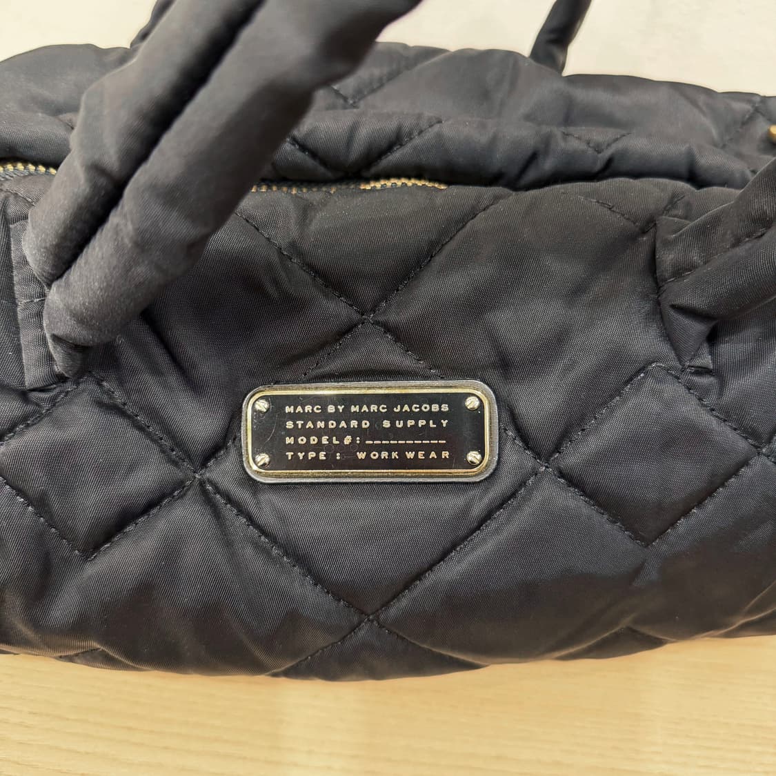 마크제이콥스 퀄팅 패딩 토트백 골드 로고 플레이트 디테일 블랙 상품이미지5