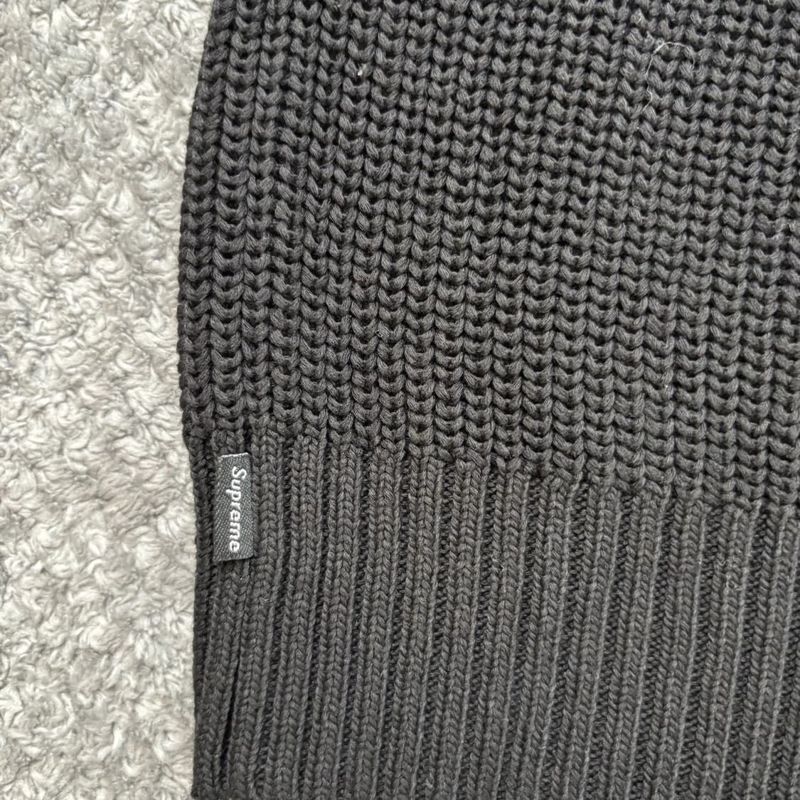 슈프림 스몰 박스 립드 니트 스웨터 블랙 상품이미지5