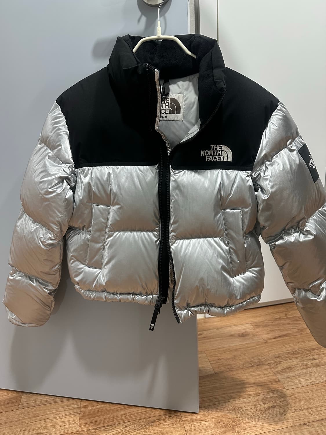 노스페이스 눕시 화이트라벨 숏패딩 XS 실버 새상품급 상품이미지3