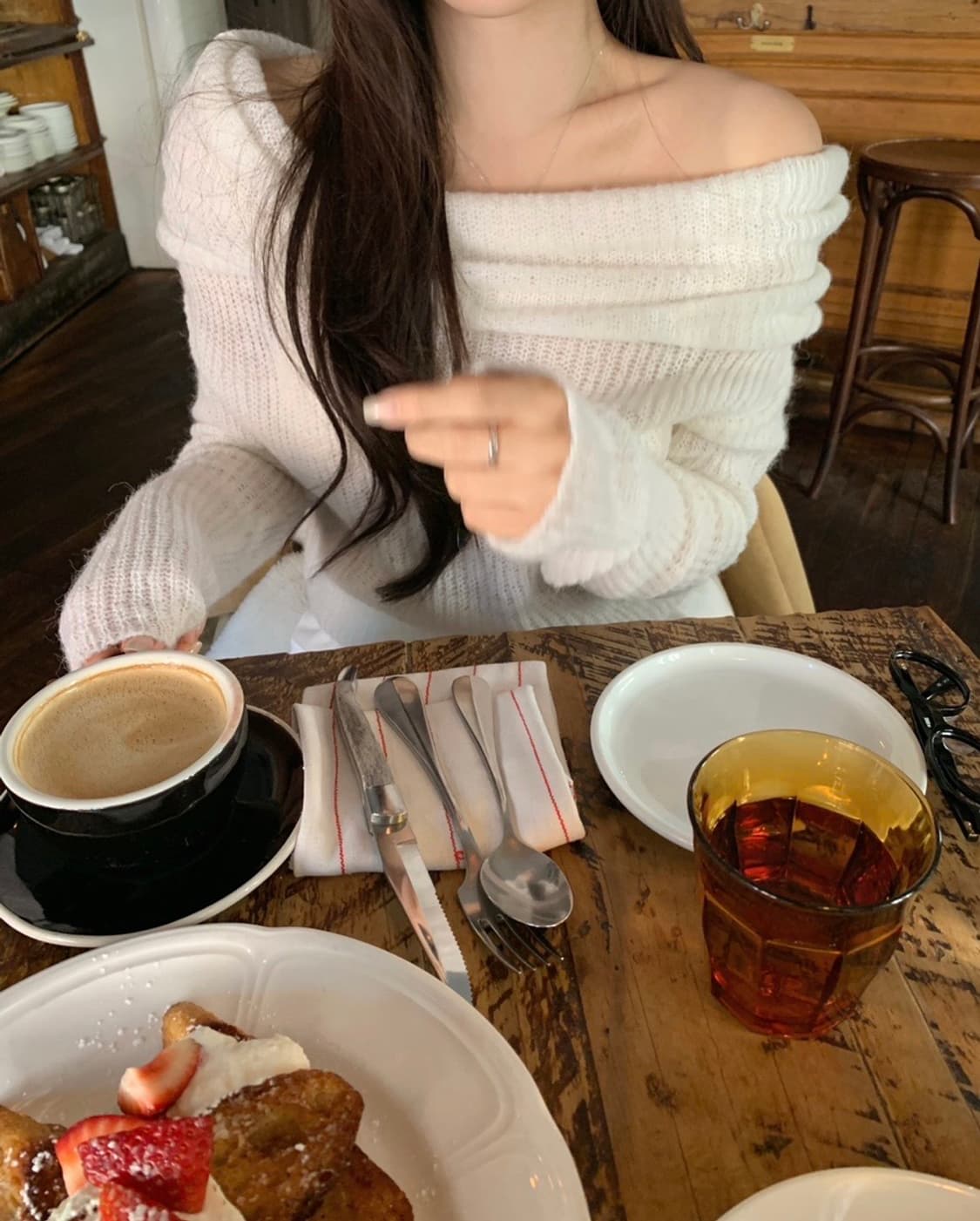 더위시 리즈(leeds) 밀크 오프숄더 니트 아이보리 상품이미지2