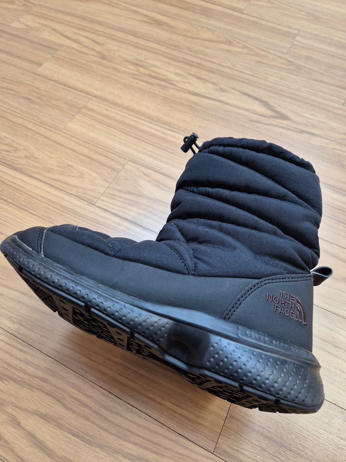 블랙 색상의 노스페이스 패딩 부츠 230mm입니다. 퀼팅 디자인이 적용되 상품이미지3