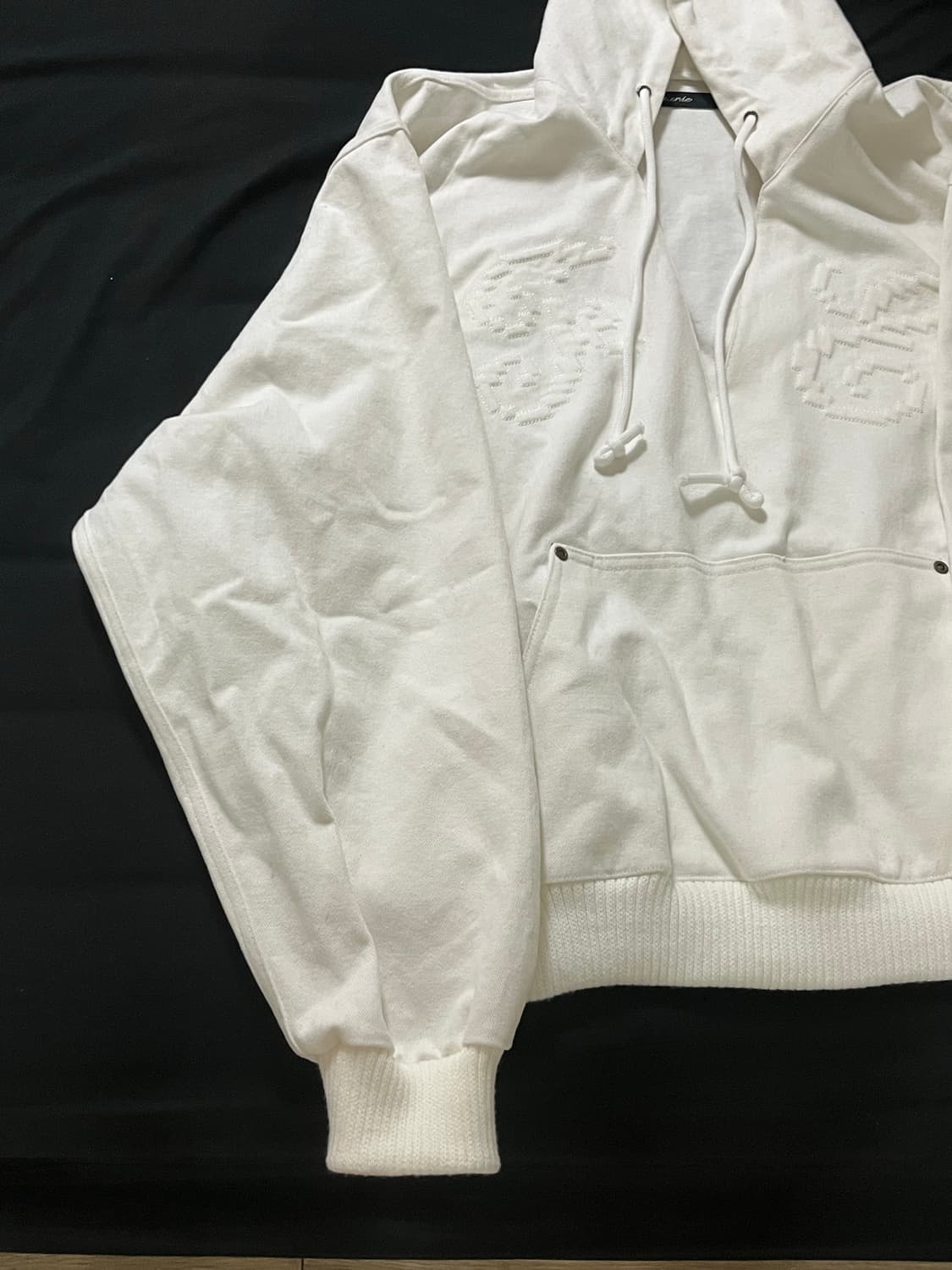 fa.erie 페어리 embroidery 브이넥 후디 화이트 상품이미지3