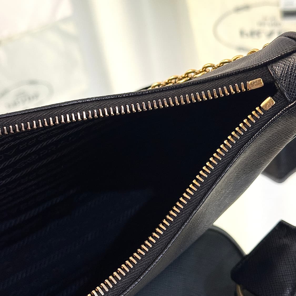 프라다 리에디션 사피아노 레더 테수토 호보백 블랙 골드 상품이미지9