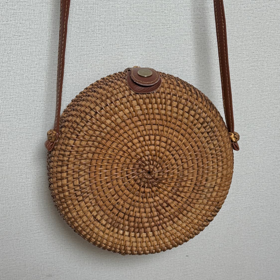 모리걸 라탄 크로스백 브라운 상품이미지1