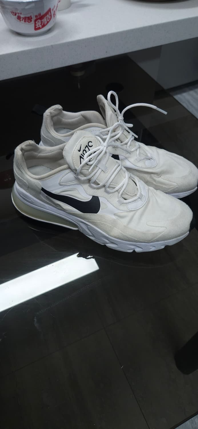 나이키 에어맥스270 리액트

화이트 285 상품이미지1