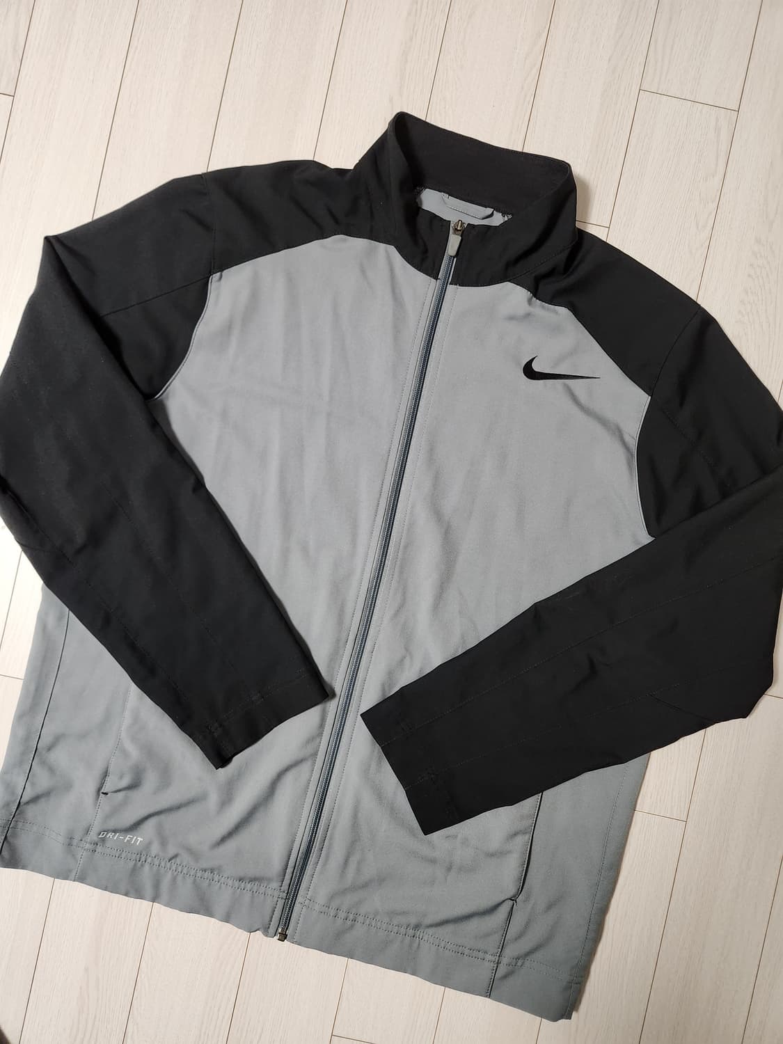 나이키 드라이핏 바람막이 집업 자켓 사이즈110 xxl

왼쪽 주머니 안 상품이미지1