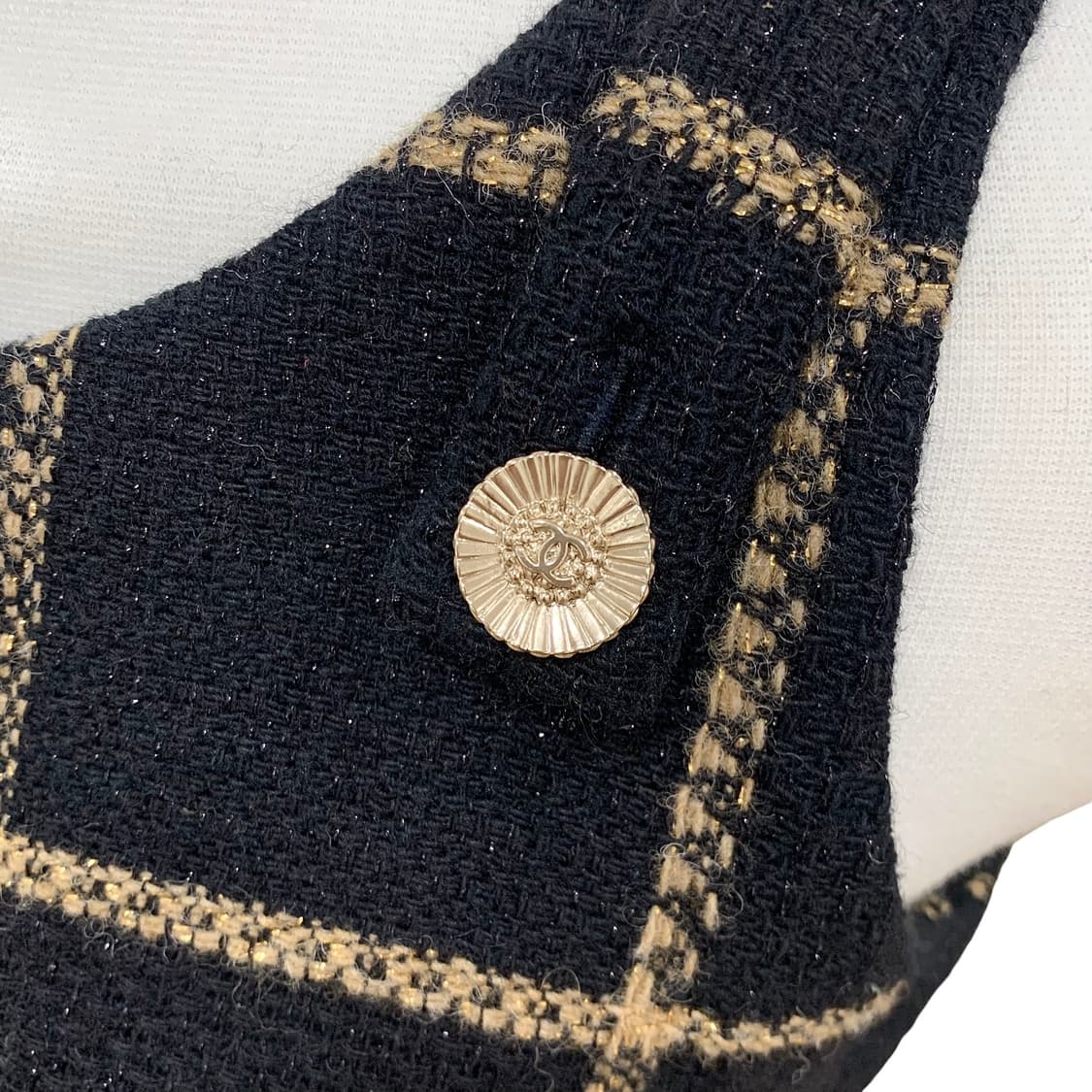 샤넬 CC 골드 버튼 트위드 민소매 미디 원피스 상품이미지5