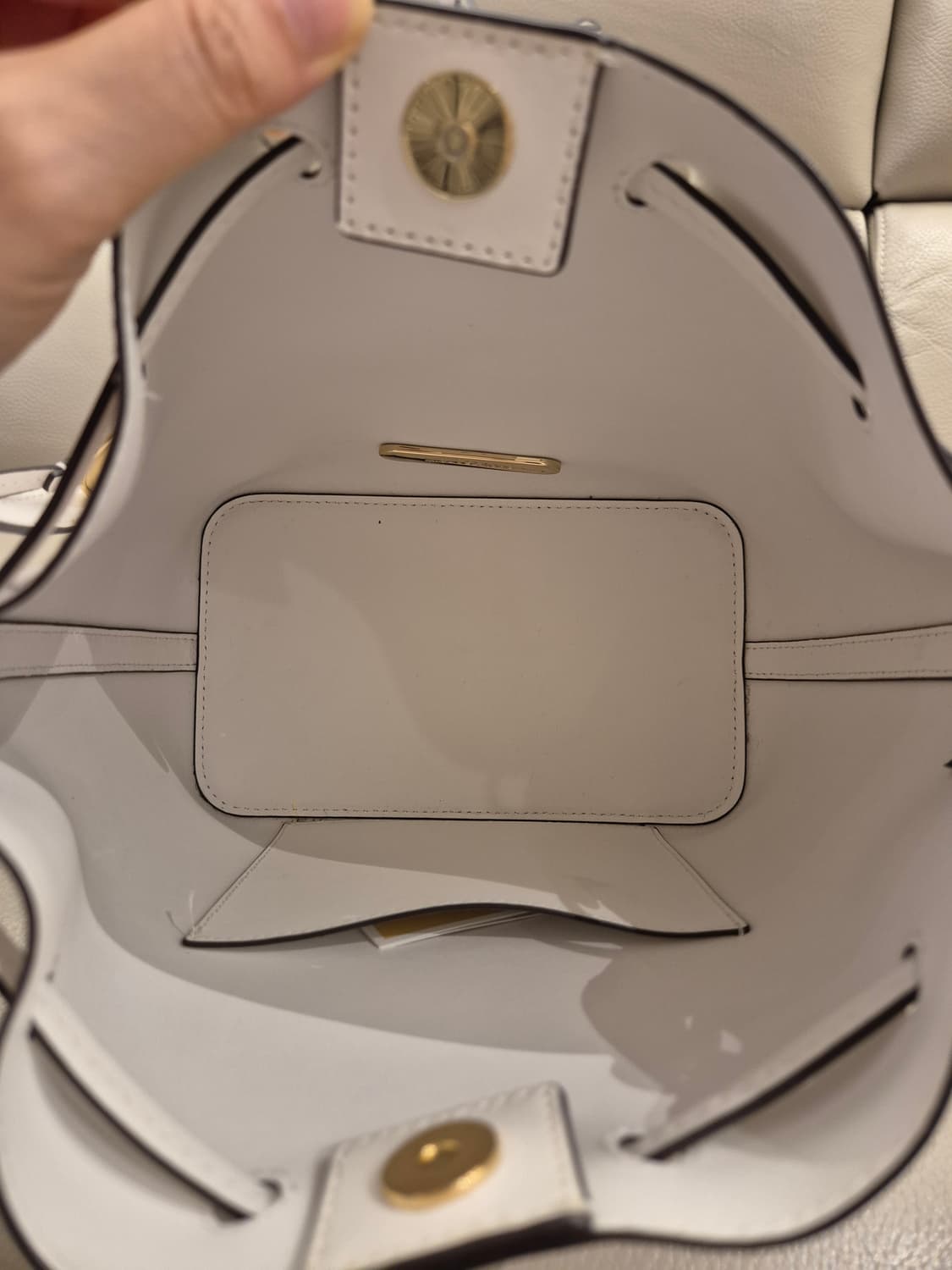 마이클코어스 화이트 버킷백 상품이미지4