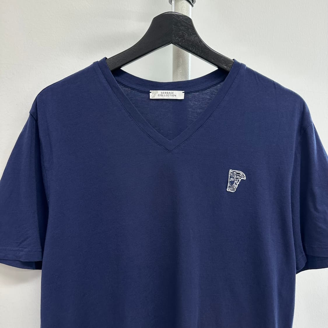 베르사체 로고 브이넥 티셔츠 상품이미지2