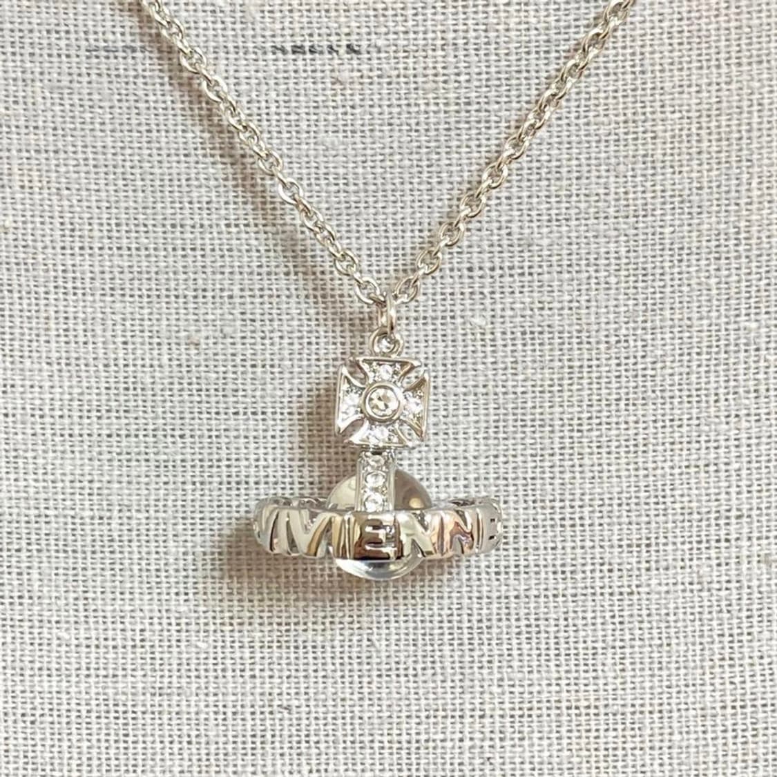 비비언웨스트우드 화이트 실버 크리스탈 3d orb 레터링 팬던트 목걸이 상품이미지8