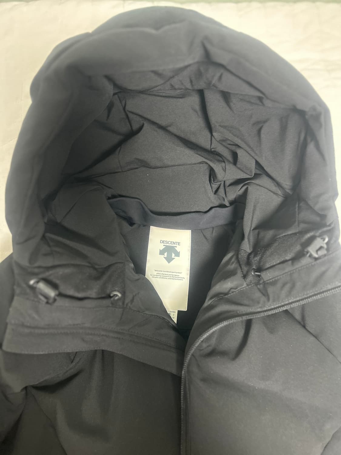 데상트 덕다운 패딩 블랙 상품이미지3