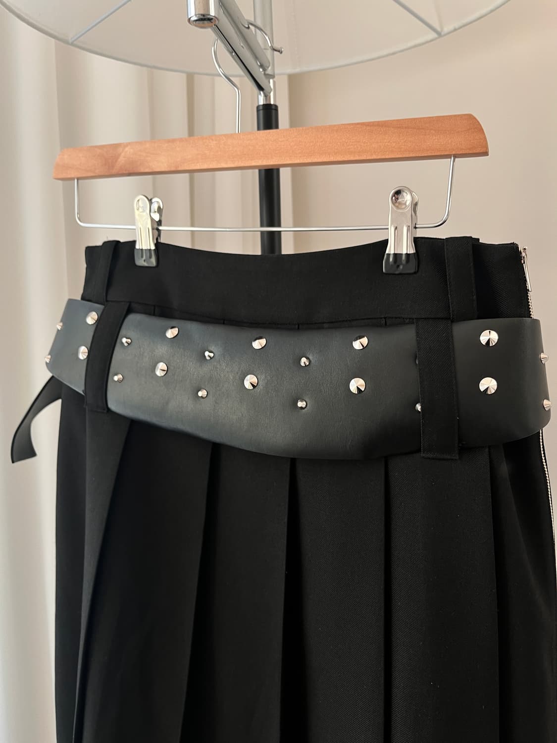 LCDC 사이드 지퍼 플리츠 스커트, 스터드 와이드 레더 벨트 상품이미지4