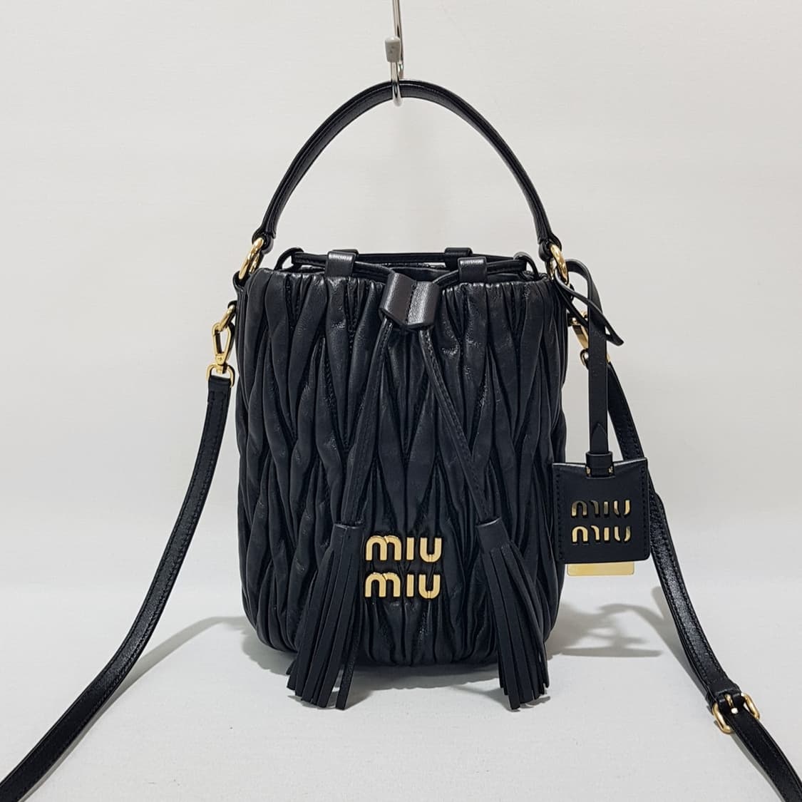 미우미우 마테라쎄 나파 레더 버킷백 5BE085 상품이미지2