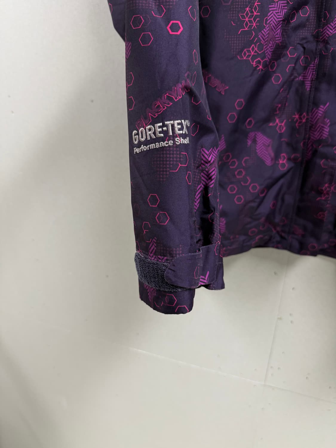 여성 100 / 블랙야크 고어텍스 바람막이 퍼플 패턴 상품이미지4