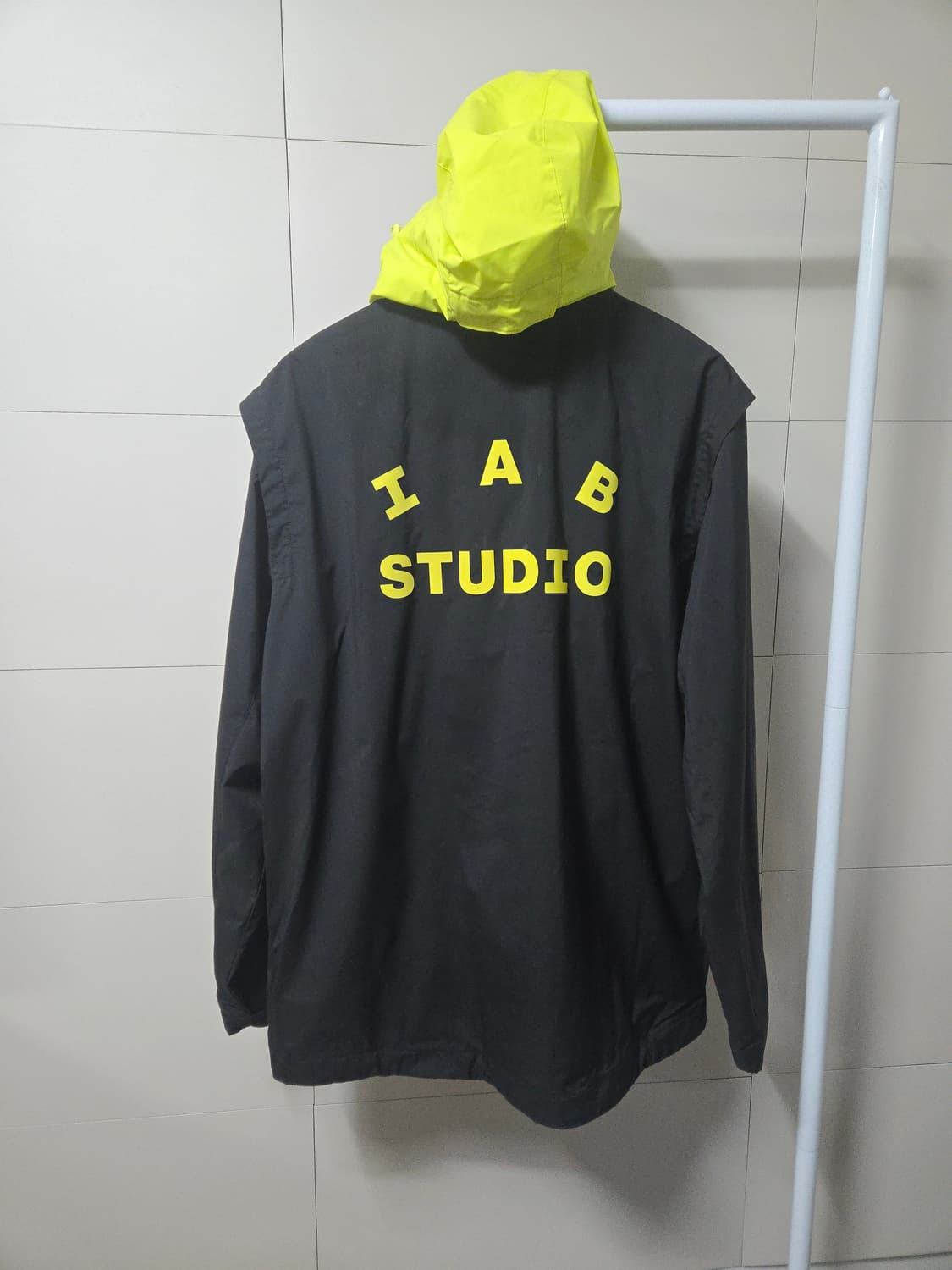 아이엡스튜디오 X 아식스 코치자켓 형광 후드 상품이미지1