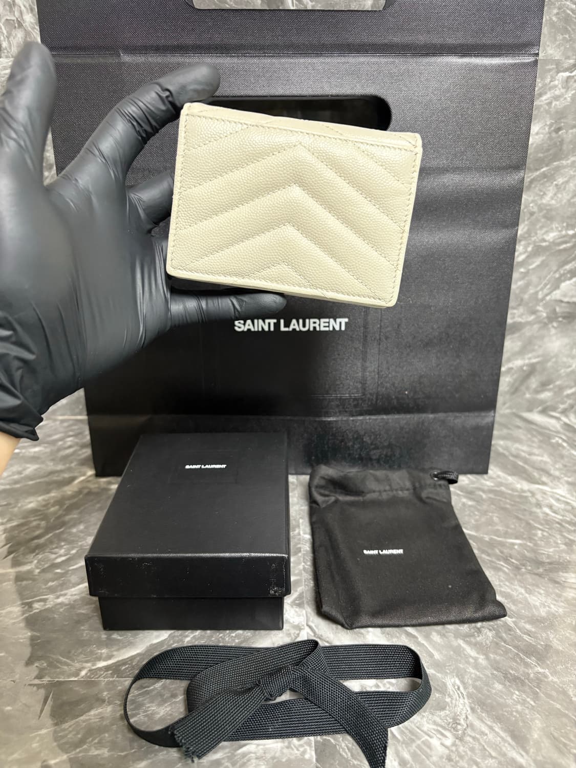 입생로랑 마틀라세 금장로고 반지갑 상품이미지2