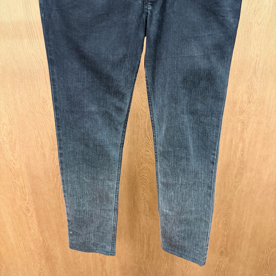 지방시 데님 팬츠 버튼 클로징 그라데이션 워싱 백포켓 디테일 흑청 상품이미지4