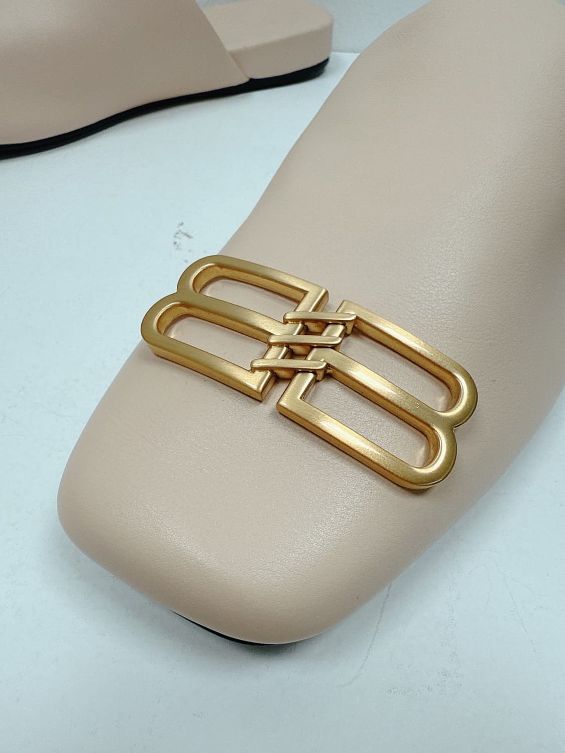 (정품/새상품) BALENCIAGA 발렌시아가 여성 샌드 코지 레더 뮬 상품이미지3