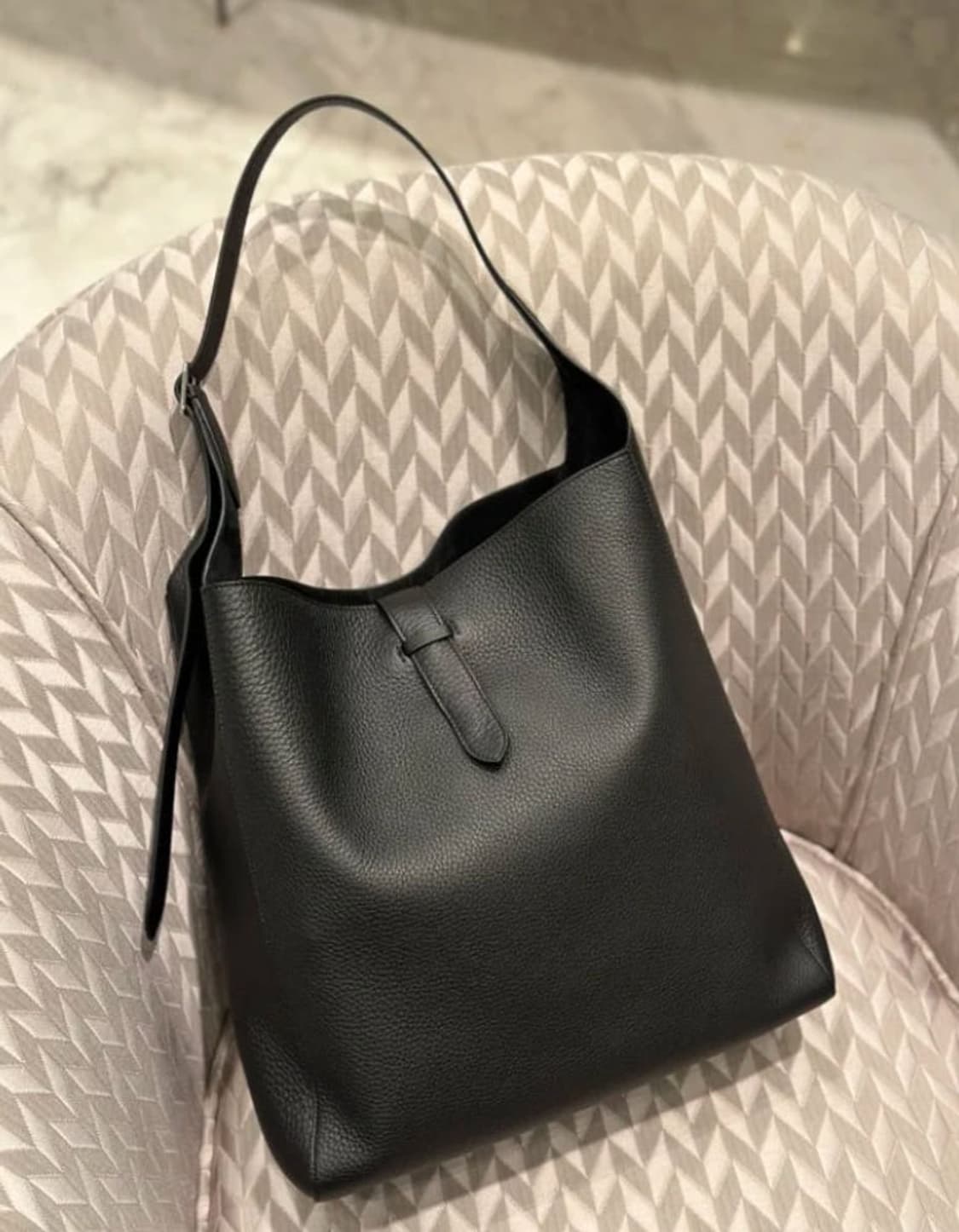 더 로우 블레이크 호보백 블랙 상품이미지1