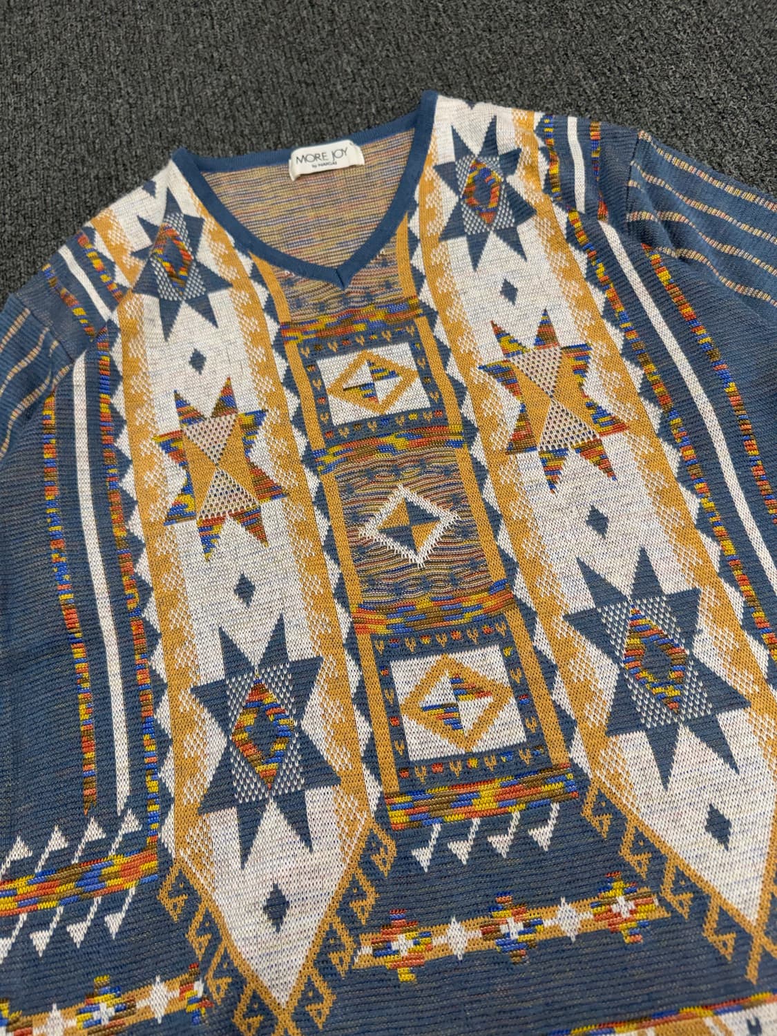 L)More Joy 빈티지 패턴 브이넥 반팔 니트 상품이미지2