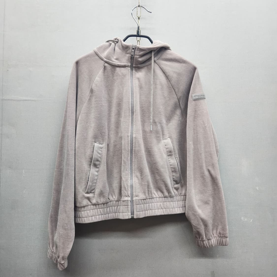 디스커버리 벨루어 와펜 풀집어 크롭 후드집업  95(L) 상품이미지1