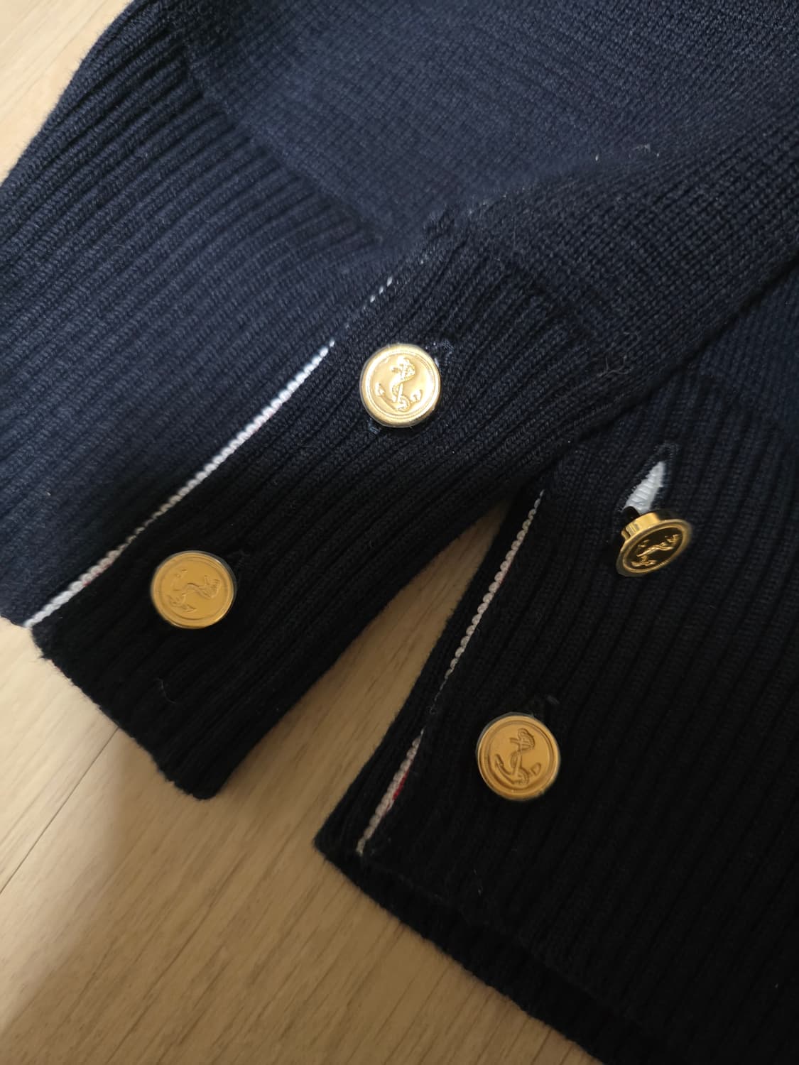 [3,새상품급]25ss 톰브라운 밀라노스티치 금장가디건 상품이미지4