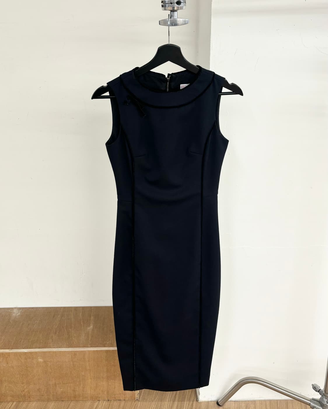 레드 발렌티노블랙 슬리브리스 미디 원피스 상품이미지1