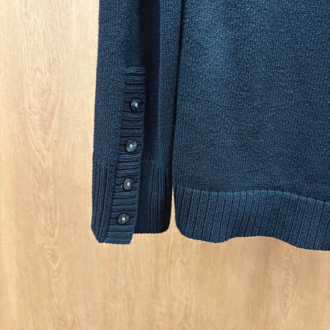 버버리 블랙 라벨 하프 버튼 긴팔 니트 배색 리브 로고 자수 디테일 블랙 상품이미지7