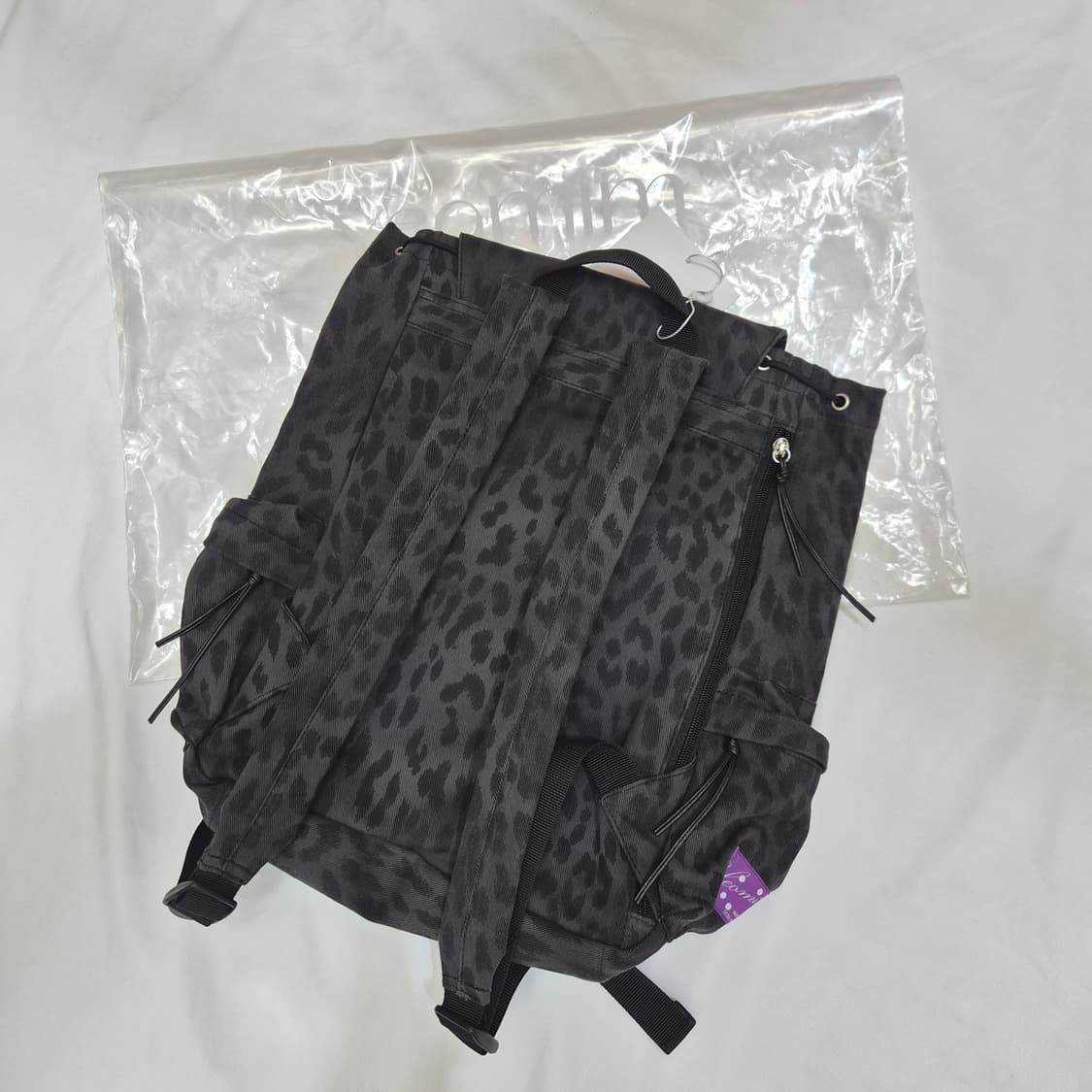 (새상품) 여밈 로우 레이아웃 백팩 (레오파드챠콜) 상품이미지2