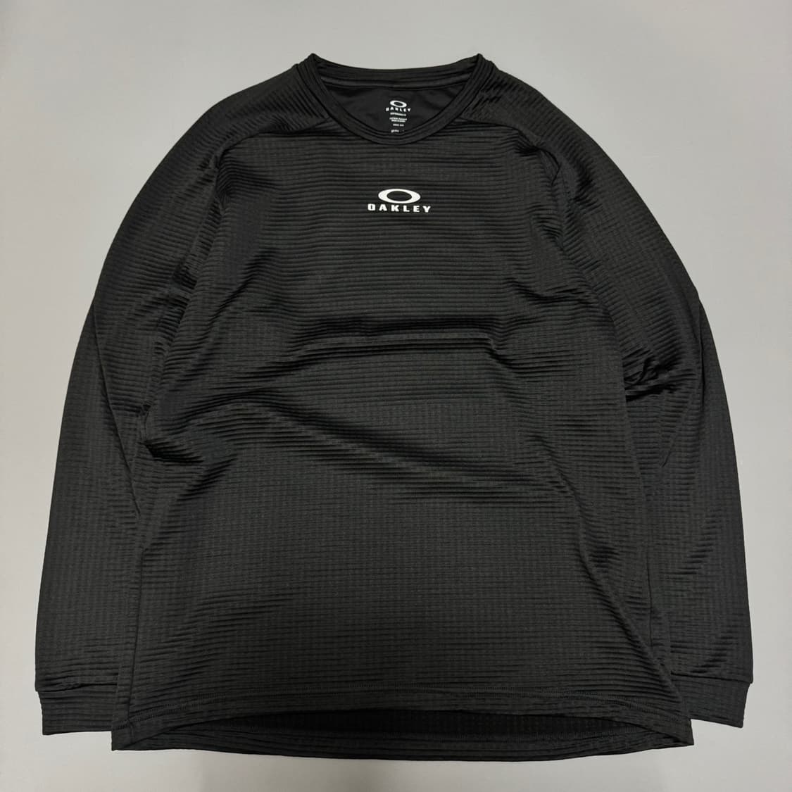오클리(OAKLEY) 블랙컬러 서클로고 엠보싱 폴리에스터 그리드 롱슬리브 상품이미지6