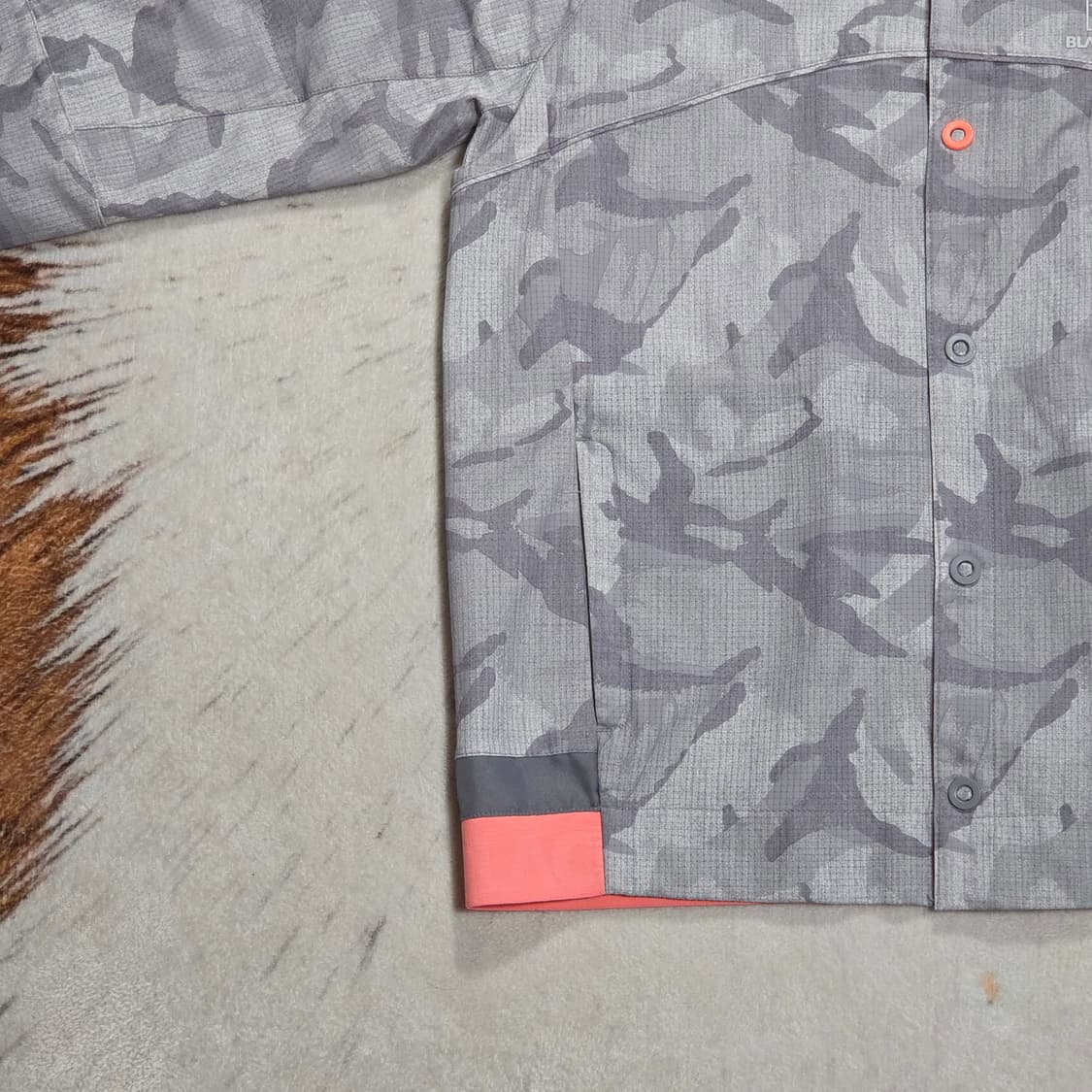 블랙야크 그레이 카모 바람막이 자켓 상품이미지3