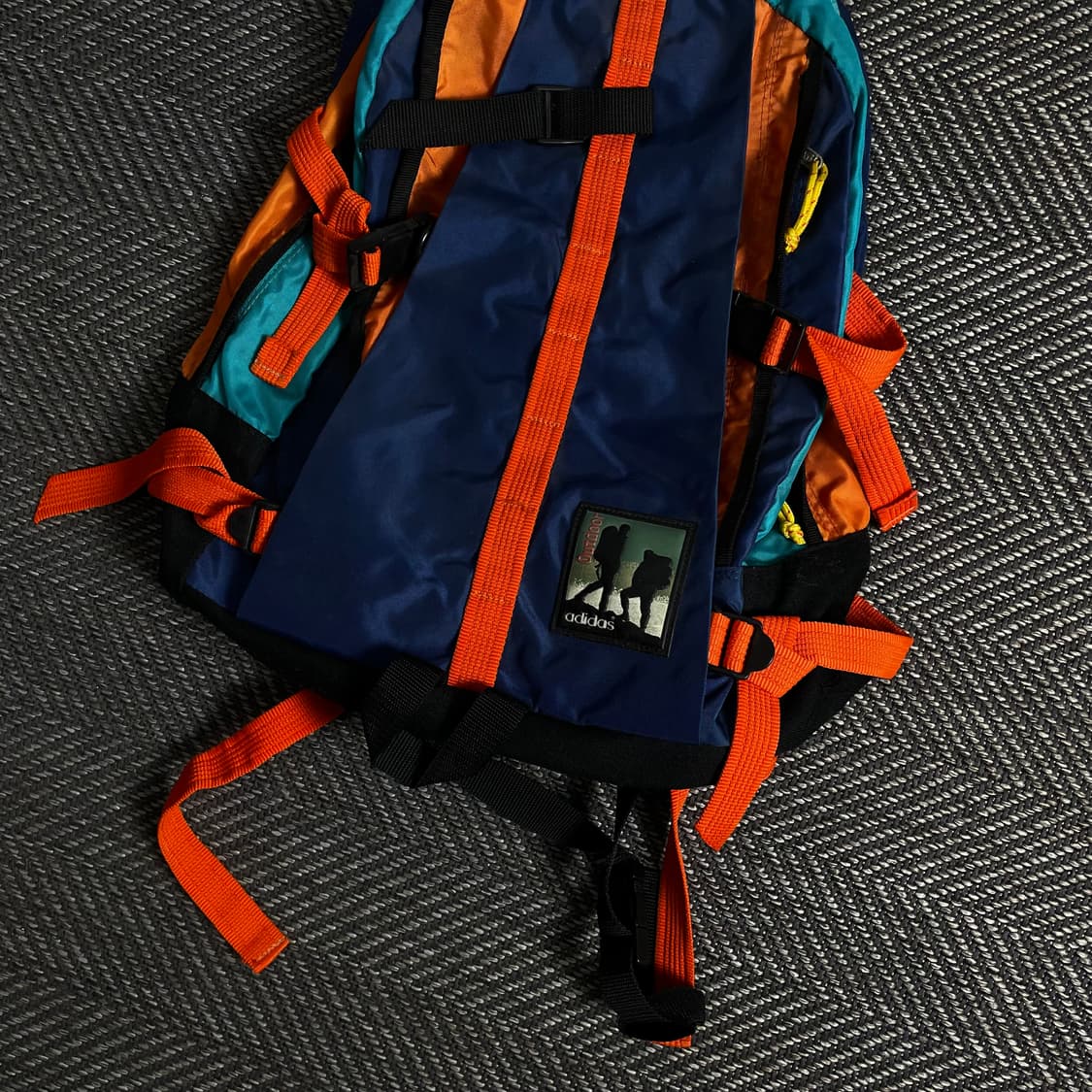00s 아디다스 올드스쿨 버클 디테일 테크 백팩 o 3368 상품이미지2