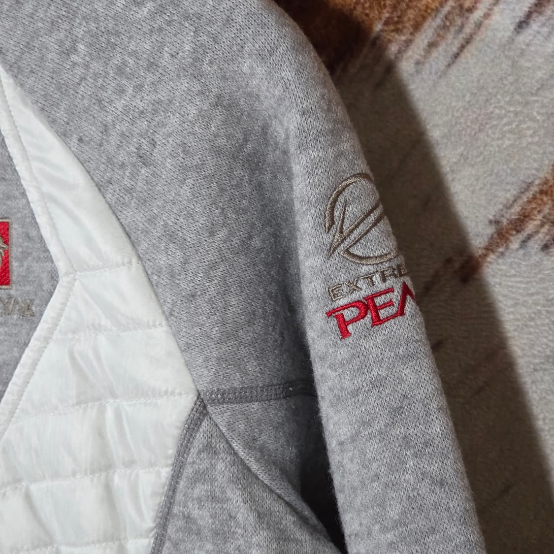 블랙야크 화이트 누빔 그레이 배색 후드집업 상품이미지4