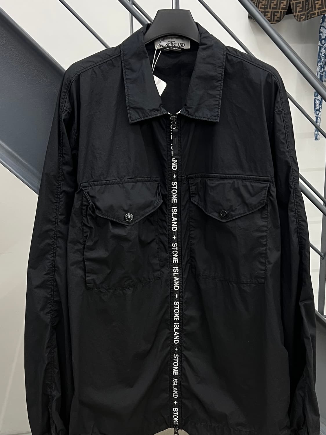 스톤아일랜드 지퍼로고 오버셔츠 상품이미지2