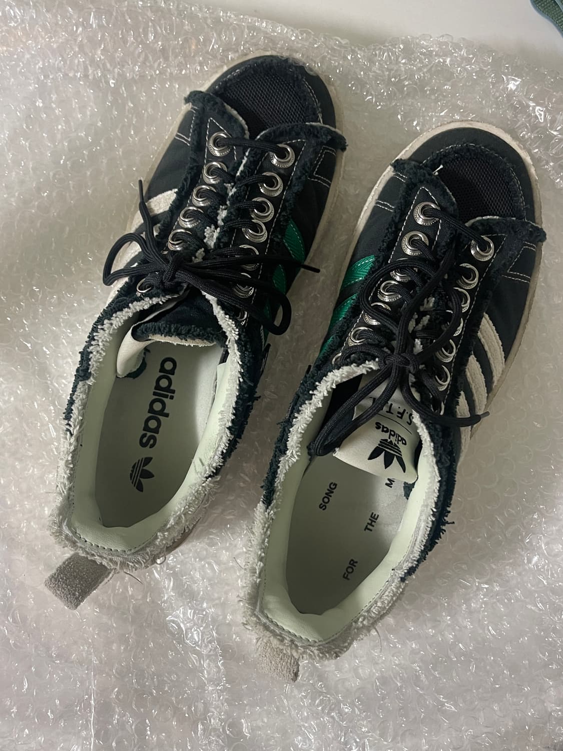 아디다스 x 송 포 더 뮤트 캠퍼스 80s (블랙 275) 상품이미지3