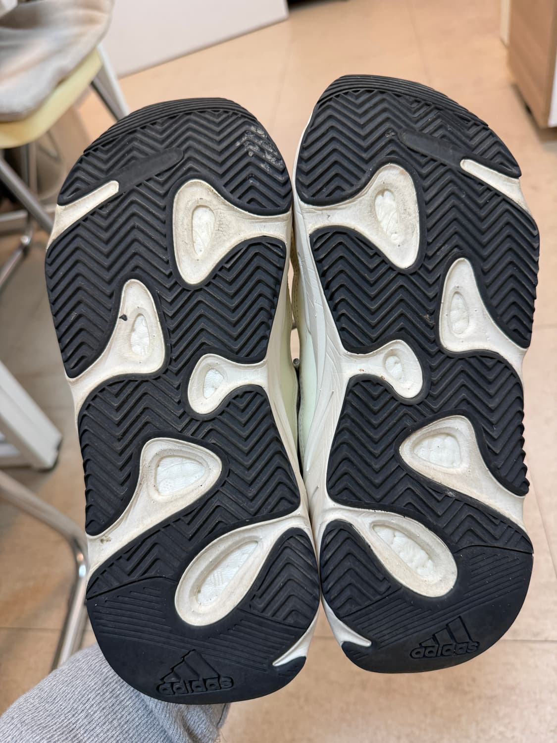 아디다스 이지부스트 700 V2 스태틱 265mm 상품이미지8