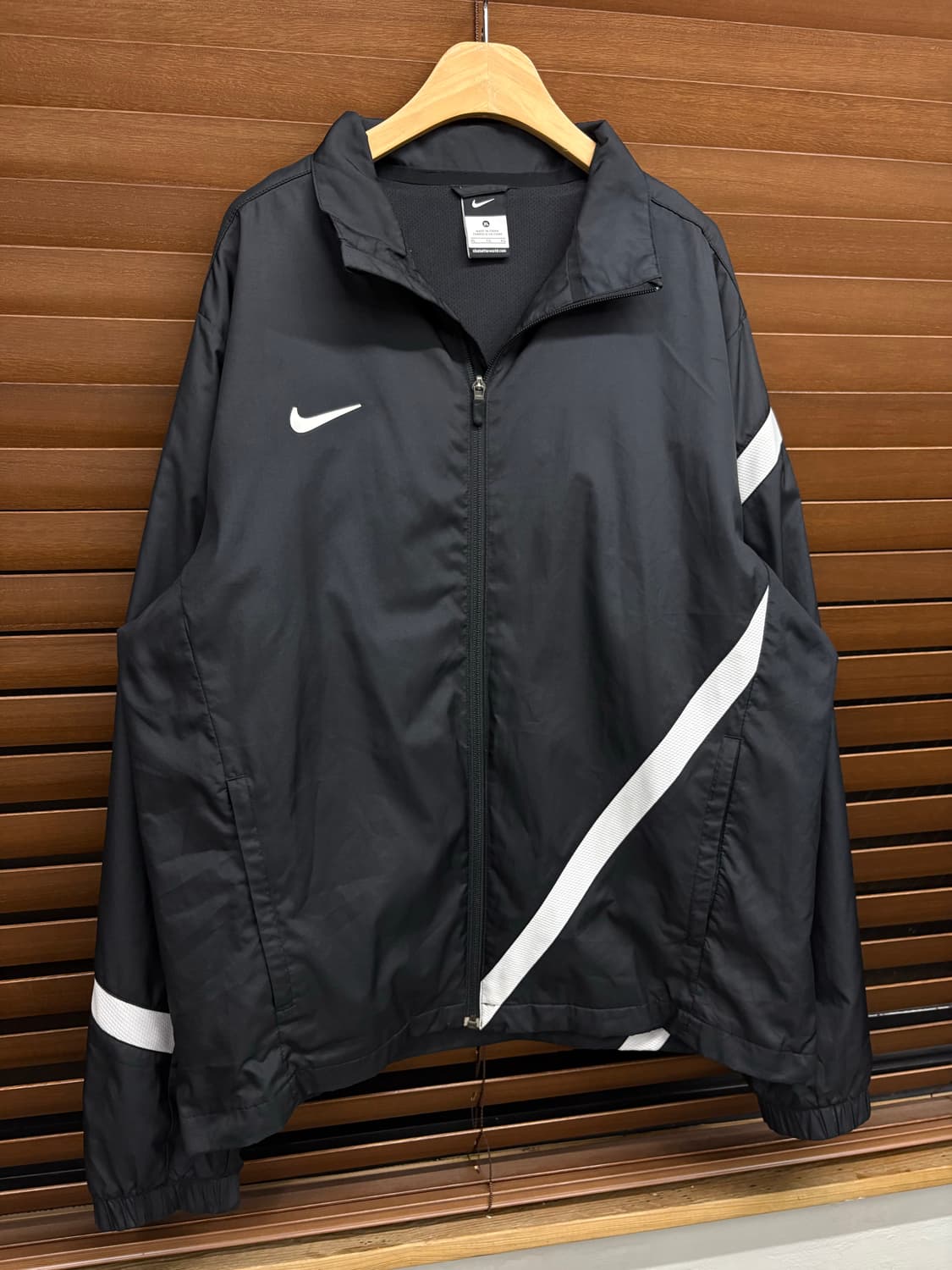 나이키 솔로스우시 블랙 바람막이 자켓 상품이미지1