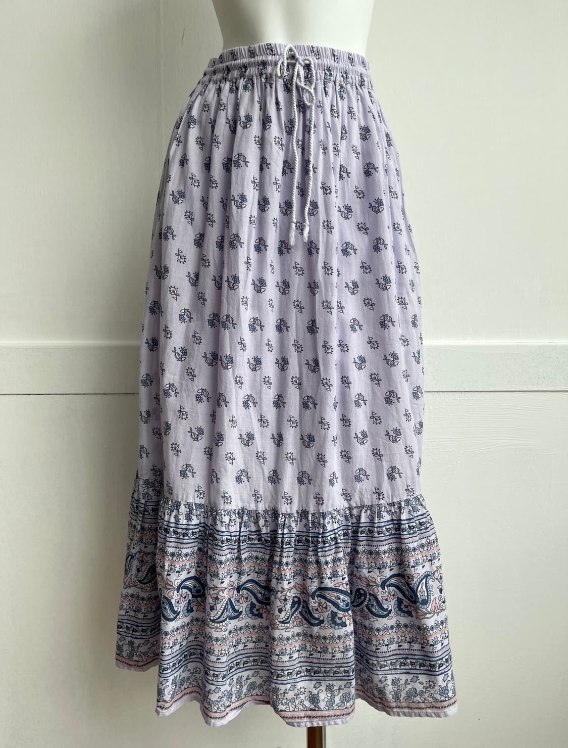 *SALE) 라일락 페이즐리 보더 롱 스커트 상품이미지1