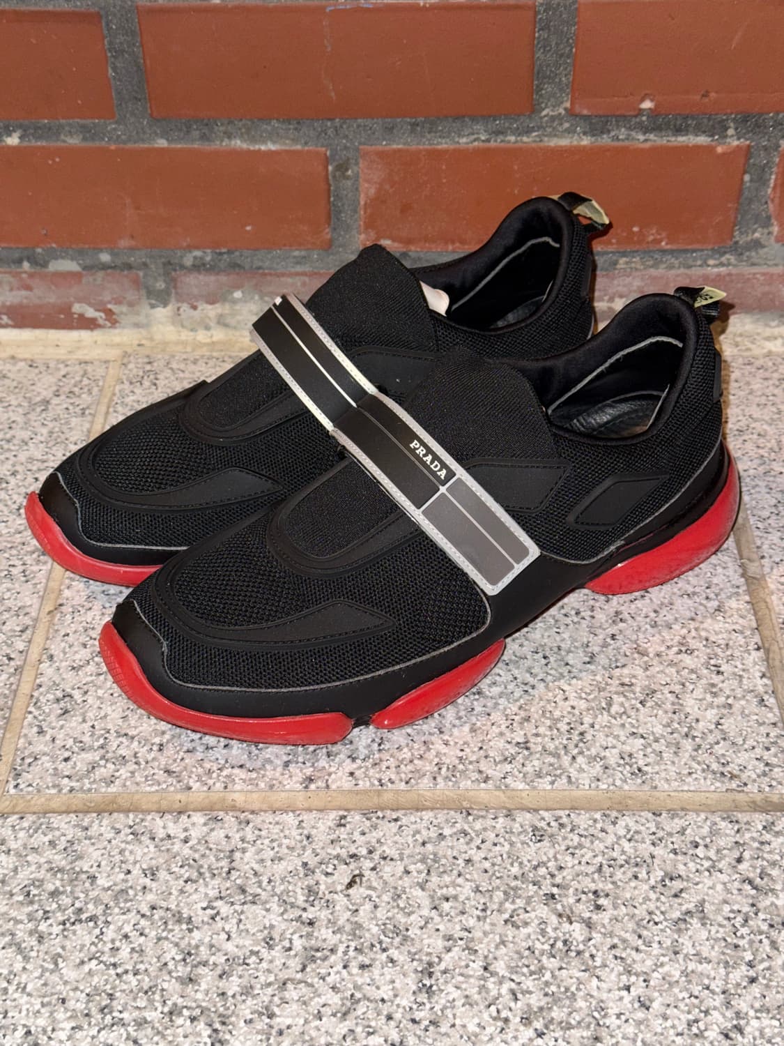 프라다 클라우드버스트 스트랩 스니커즈 블랙/레드 (265)   상품이미지2