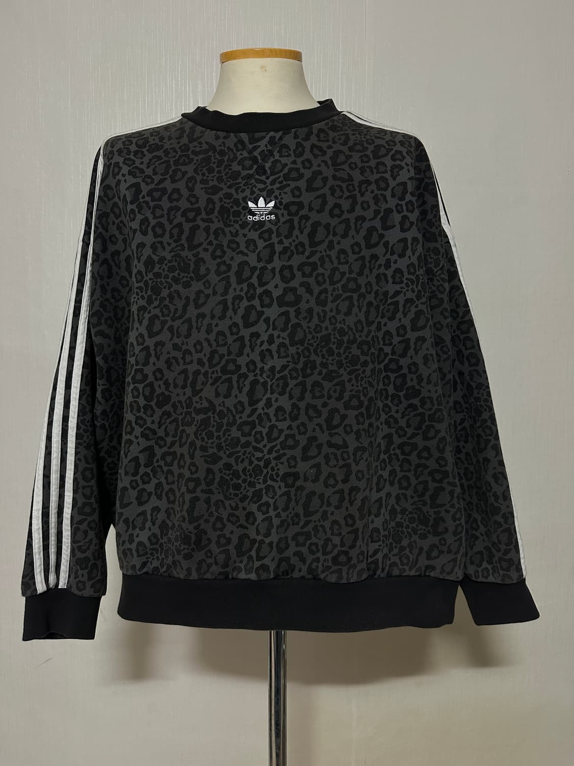 Adidas leopard sweatshirt 상품이미지3