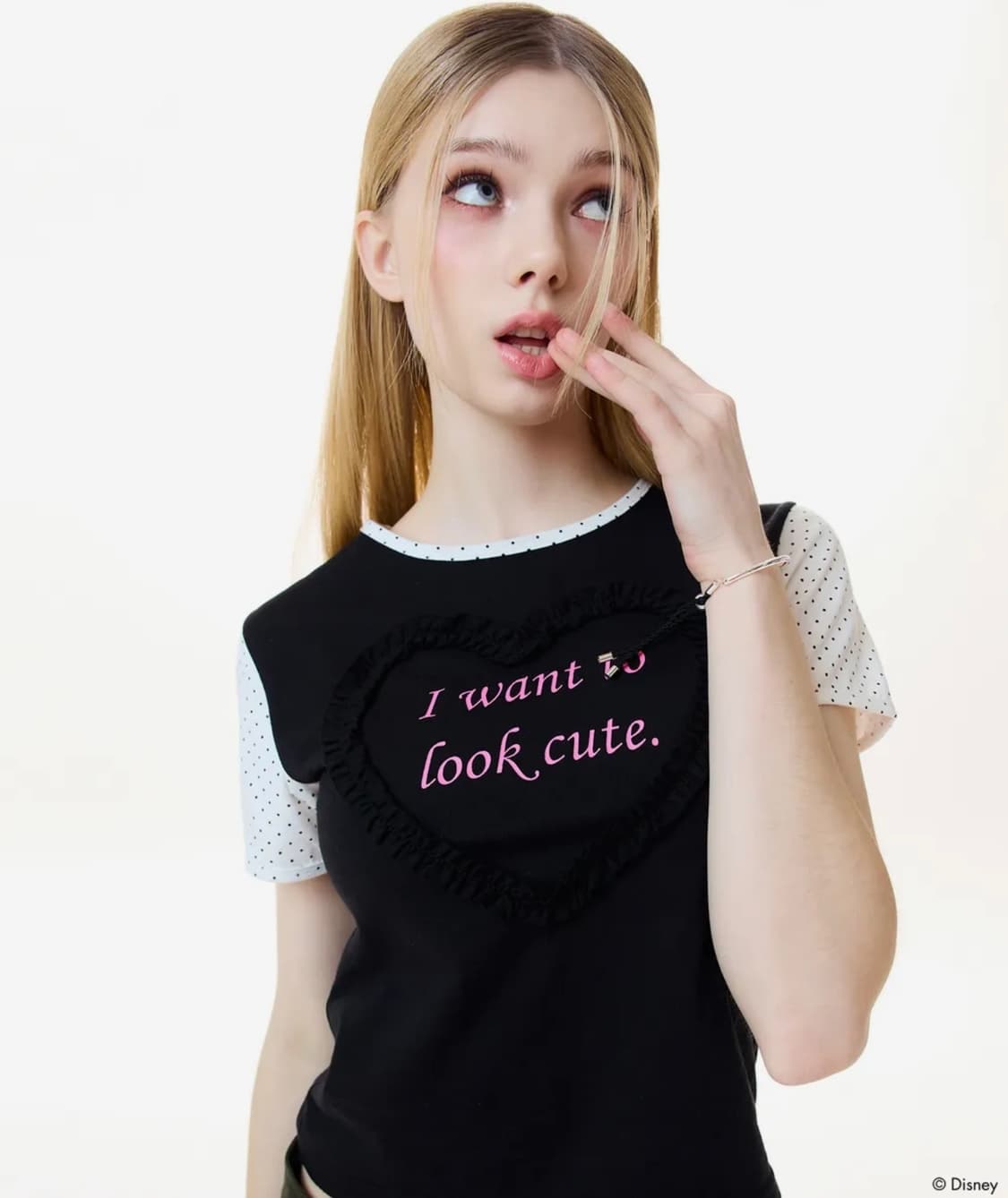 러브이즈트루 프릴 레터링 티 블랙 상품이미지1